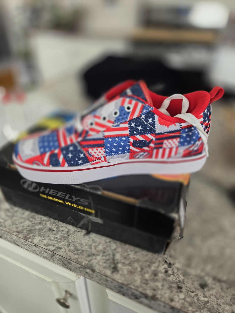 New Heelys Sneakers American Flag Red and Blue Skate Shoes With Rollers Sz W9 M8